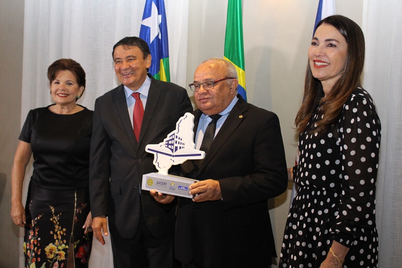 Presidente do CRC-PI recebe homenagem na comemoração dos 125 anos da Jucepi   